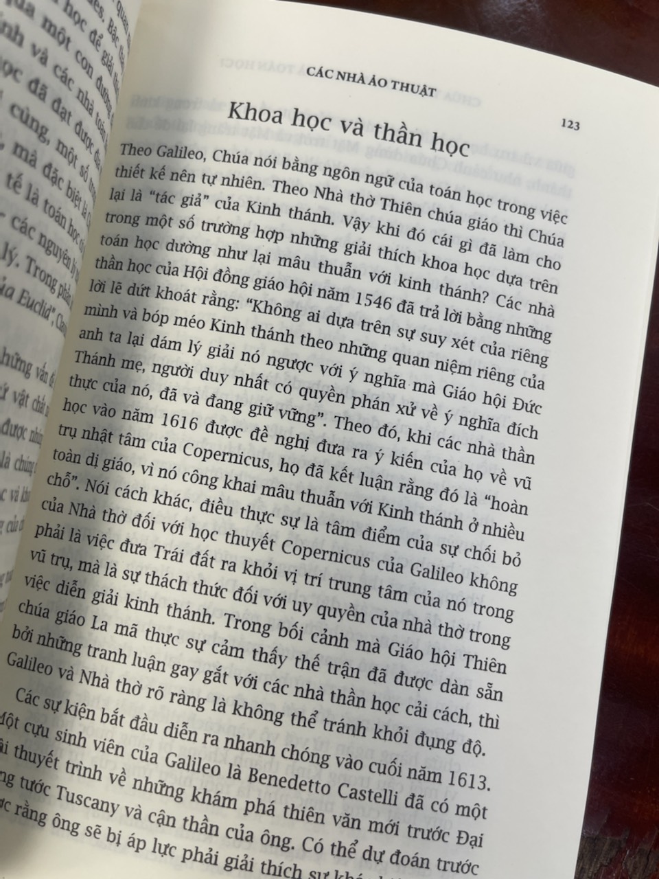 (Tủ sách Khoa học khám phá – tái bản lần thứ 2 năm 2022) CHÚA TRỜI CÓ PHẢI LÀ NHÀ TOÁN HỌC? – Mario Livio – Phạm Văn Thiều &amp; Phạm Thu Hằng dịch-  Nhà xuất bản Trẻ - Bìa mềm