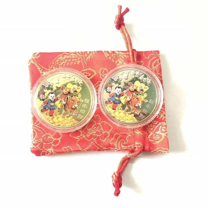Cặp Xu hình chú Bò đang mang túi Vàng Bạc, màu vàng và bạc, tặng kèm túi gấm, dùng để trang trí bàn sách, bàn làm việc, mang theo trong túi - SP002469