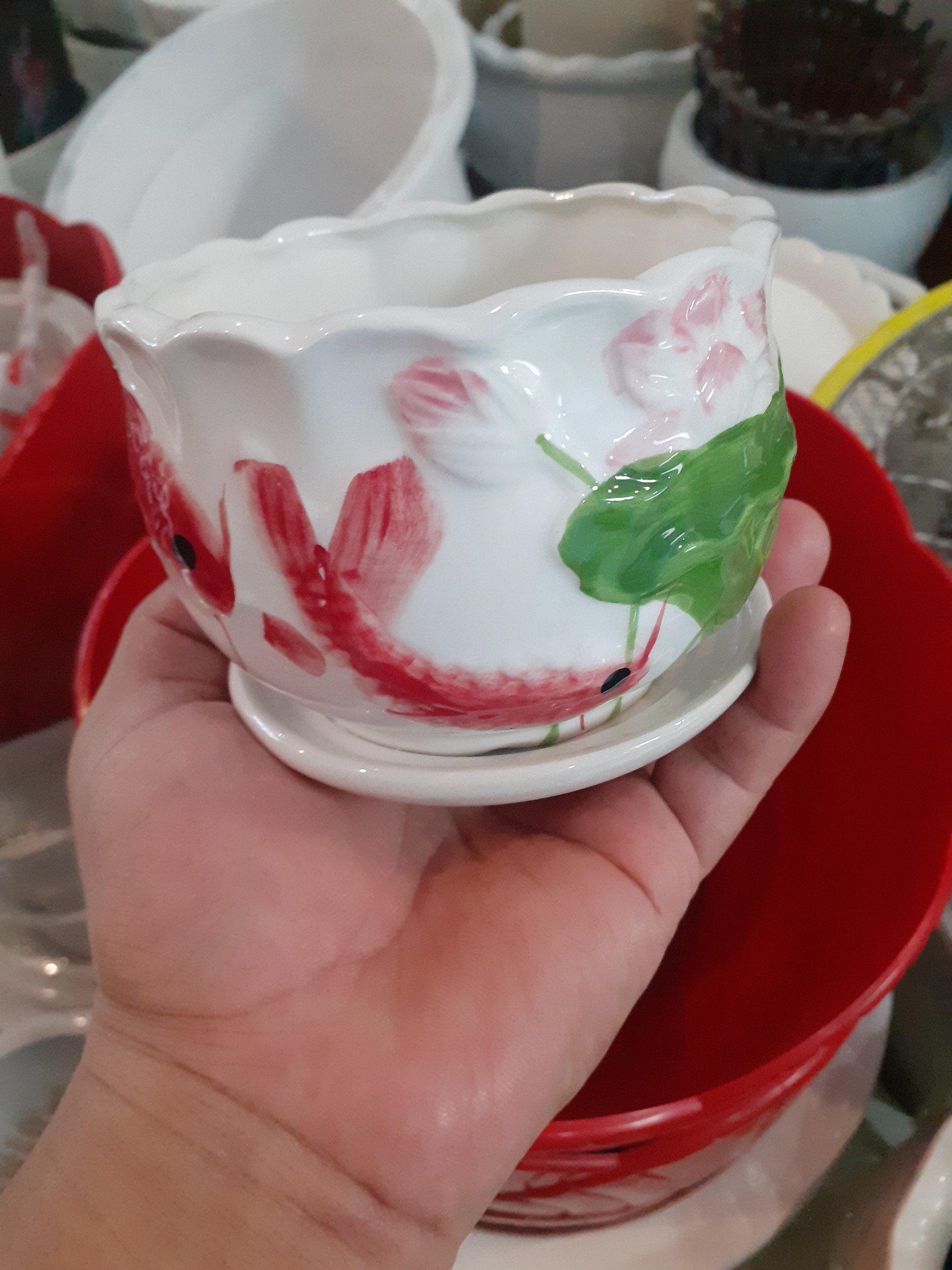 Chậu sứ tròn kèm dĩa dập nổi cá chép hoa sen