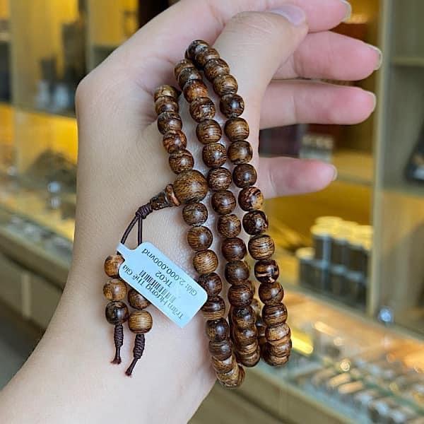VÒNG TAY TRẦM HƯƠNG CHUỖI 108 HẠT ĐÃ TRÌ CHÚ MAY MẮN TẶNG KÈM HỘP GẤM SANG TRỌNG LA2