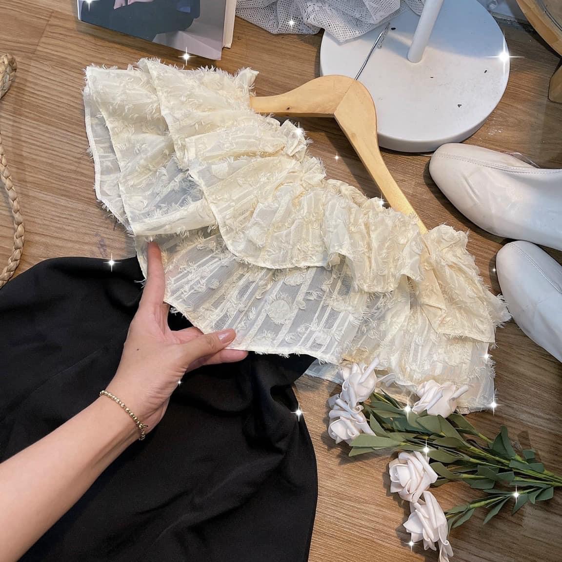 ĐẦM ĐEN NGẮN SUÔNG TRƠN TRỄ VAI PHỐI REN TRẮNG XẺ ĐÙI DẠO PHỐ DỰ TIỆC