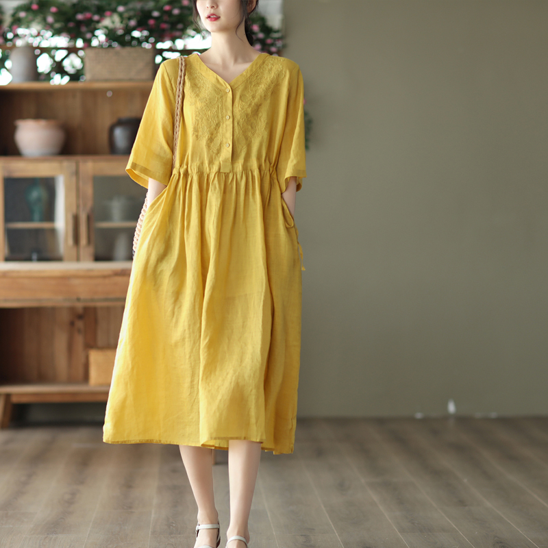 Váy linen vàng thêu hoa trước ngực dáng dài, đầm cổ tàu ngắn tay Đũi Việt