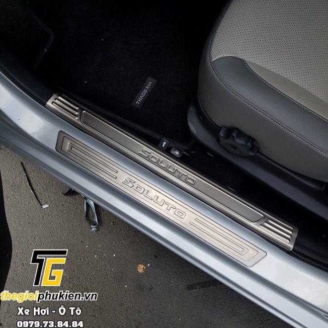BỘ SẢN PHẨM Nẹp bước chân và ốp chống trầy cốp cho Kia Soluto - Mẫu Inox