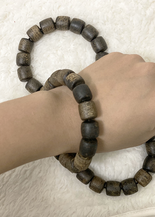 Vòng tay trầm hương phong thuỷ dành cho nam nữ gỗ cây dó bầu Tâm An Nhiên viên hình trụ