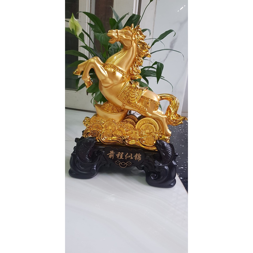 Tượng Ngựa Phong Thuỷ Vàng Đứng Thỏi Xiền Vàng To Đầy Vàng ở dưới 2 Con Cá Chép Ngồi Vẫy đuôi đế gỗ Size cao 36cm x Ngang 27cm x Sâu 15cm Biểu Tượng Mã Đáo Thành Công Tiền Tài Lộc vào Đầy Túi Trưng Phòng Khách Nhà, công ty , quà tặng ý nghĩa ạ