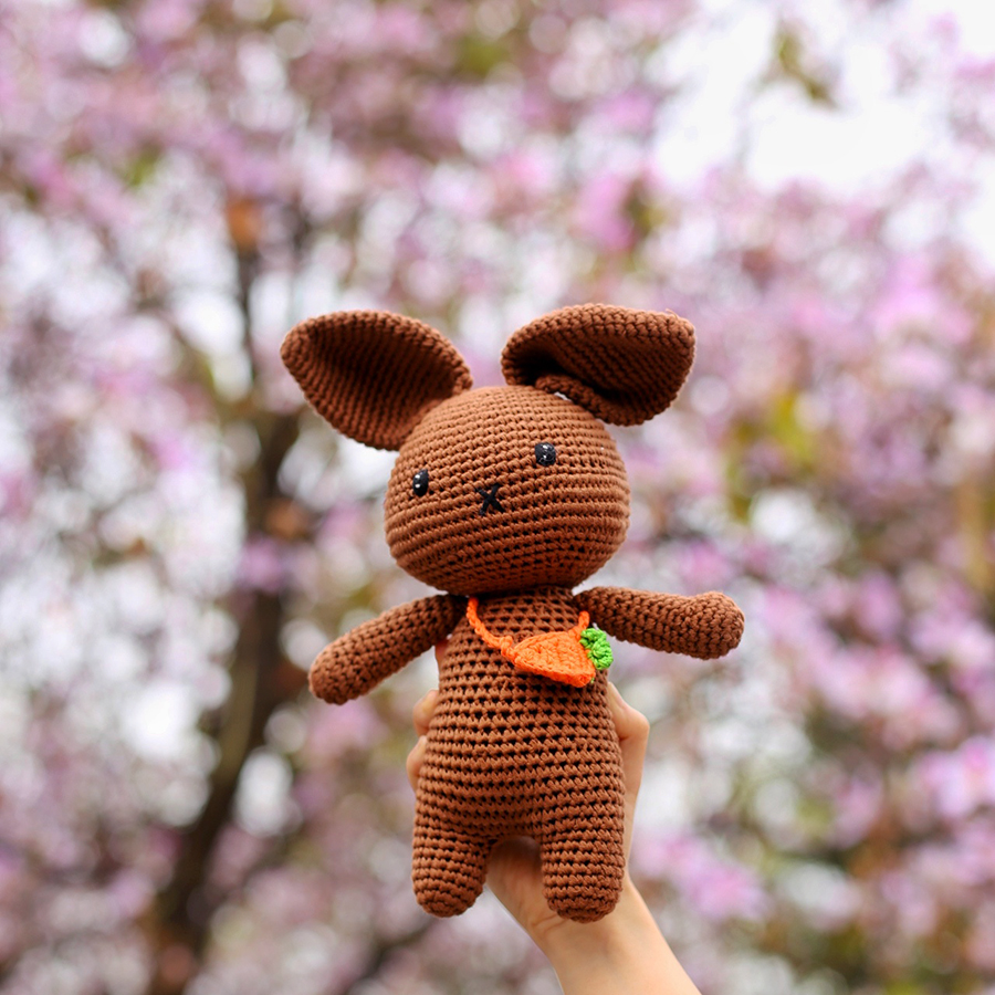 Gấu bông móc len Amigurumi cao cấp - Thỏ nhỏ đeo túi carot