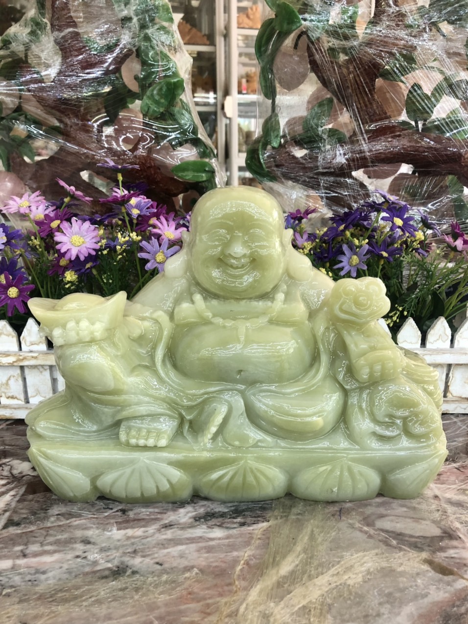 Tượng Phật Di Lặc ngồi tựa bao tiền cầm thỏi vàng và gậy như ý phong thủy đá ngọc Onyx - Dài 30 cm