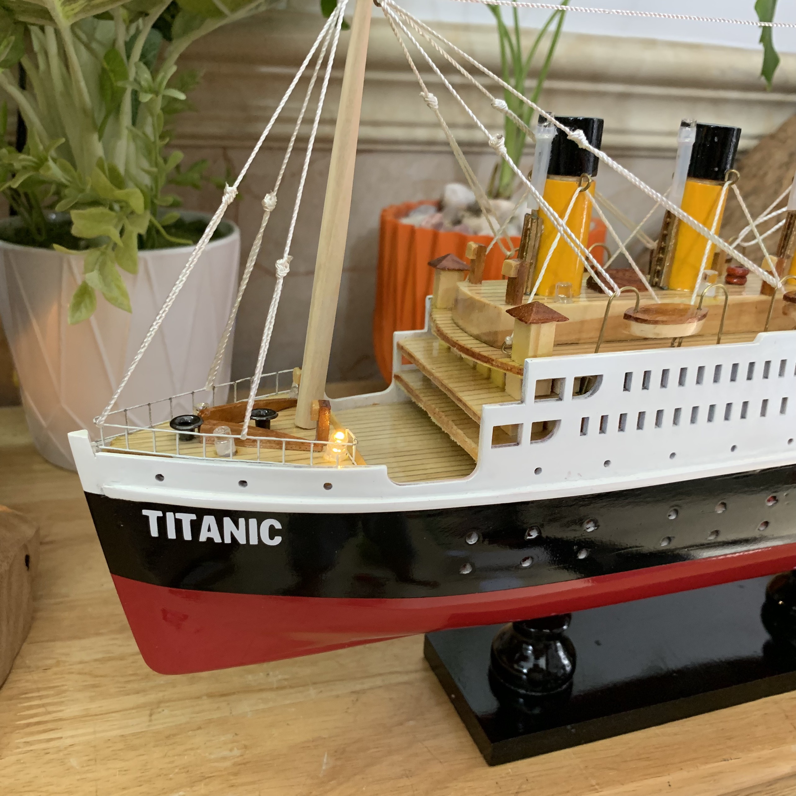 Mô hình trang trí tàu gỗ Titanic trang trí nhà cửa quà tặng bé - Dài 40cm - Gỗ tự nhiên - Có đèn led màu