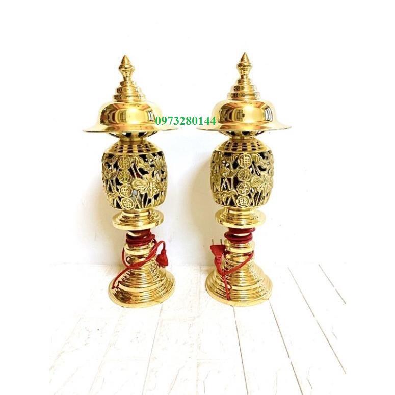 Đôi đèn thờ họa tiết hoa sen màu vàng bóng bằng đồng cao 50cm