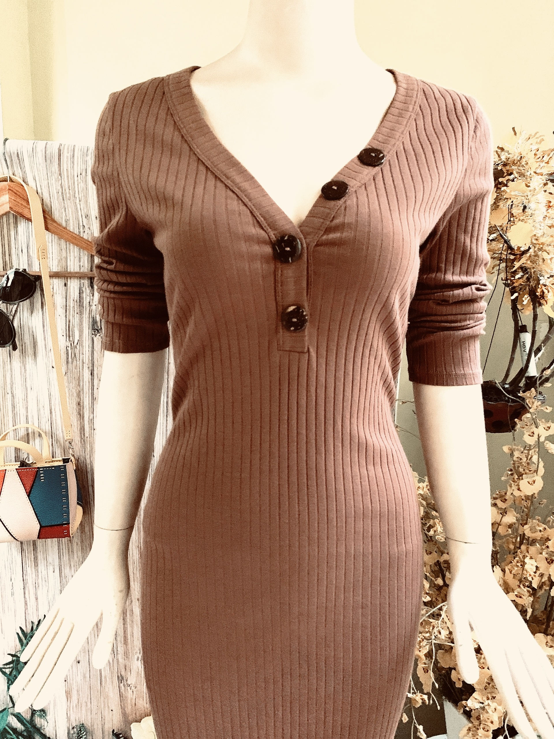 Đầm thun body cổ V cài nút gỗ sang chảnh