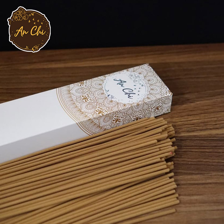 Nhang trầm hương Organic An Chi được làm từ trầm tự nhiên nguyên chất, sạch, không cuốn tàn và cho mùi thơm nồng ấm, dễ chịu