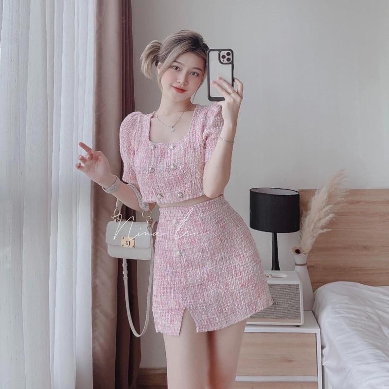 Set dạ hồng áo crop đính nút kèm chân váy ngắn xẻ tà mẫu chị nina lê