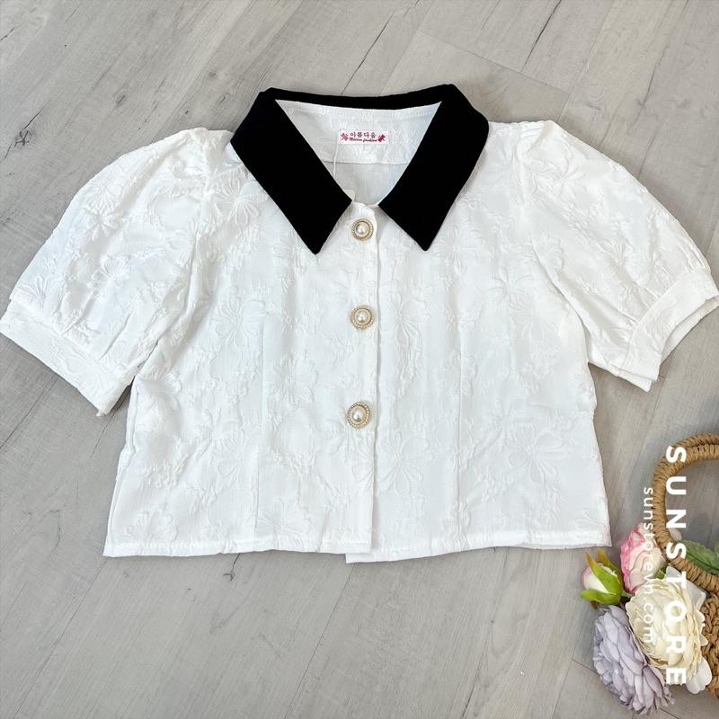 Áo croptop tay phồng cổ sơ mi đen cài nút tiểu thư màu trắng