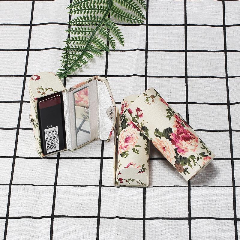 Hộp đựng son có gương , nắp gập bọc vải họa tiết hoa nhí vintage, kích thước 8,3X2,3X2,4cm Q579