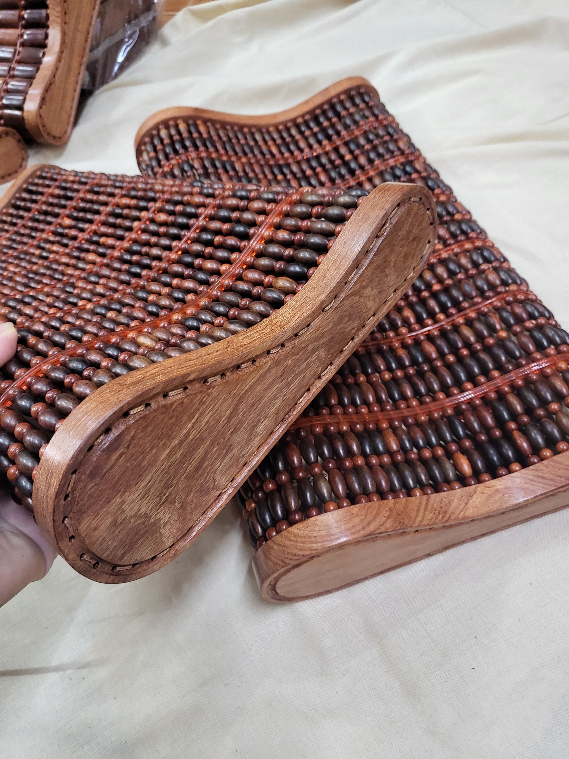 Gối Công Thái Học , Gối Gỗ Trắc Hạt - Kích thước 36cmx24cmx8cm/4cm ( video , hình thât )