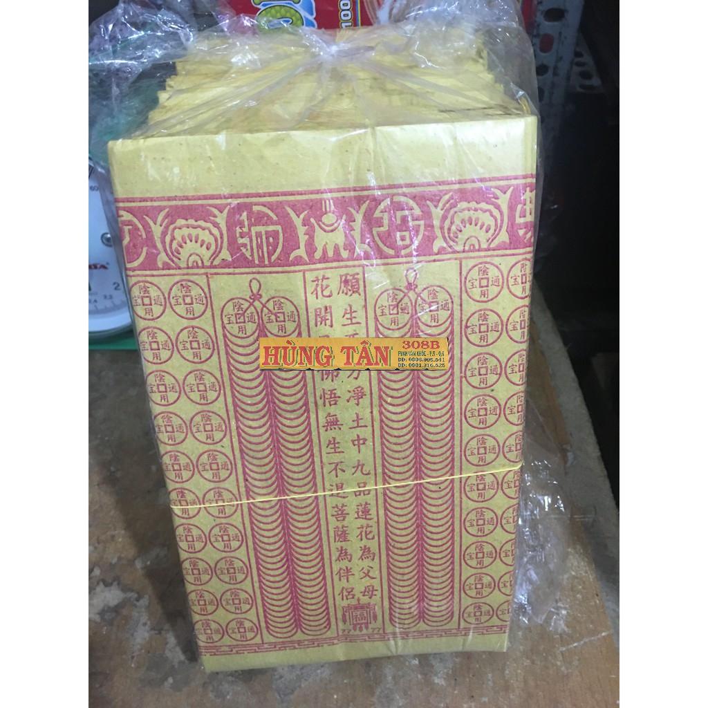 Một xấp giấy cúng chuỗi vàng trong thờ cúng