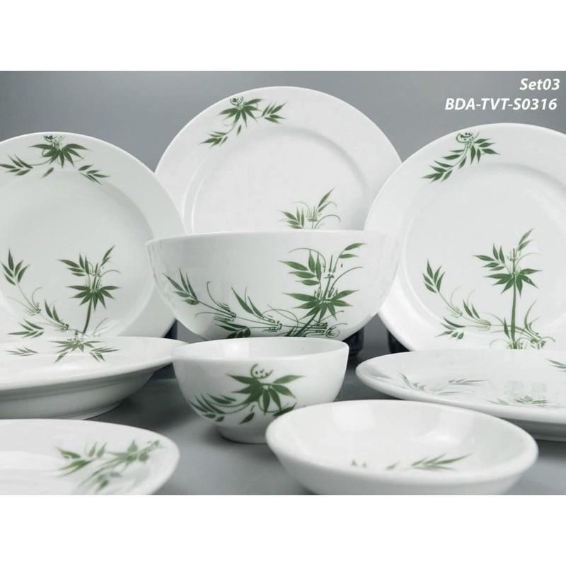 Bộ bát đĩa men sứ trắng, với họa tiết tre xanh vẽ thủ công. Gốm sứ Bát Tràng.