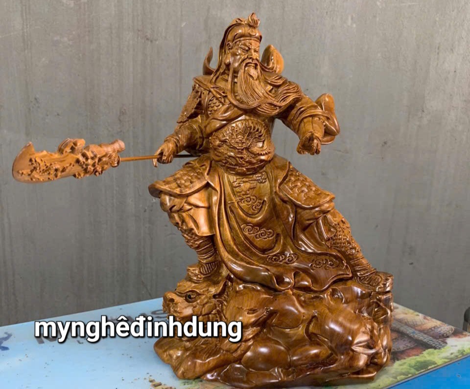 Tượng quan công múa đao bằng gỗ bách xanh thơm nức kt cao 30cm