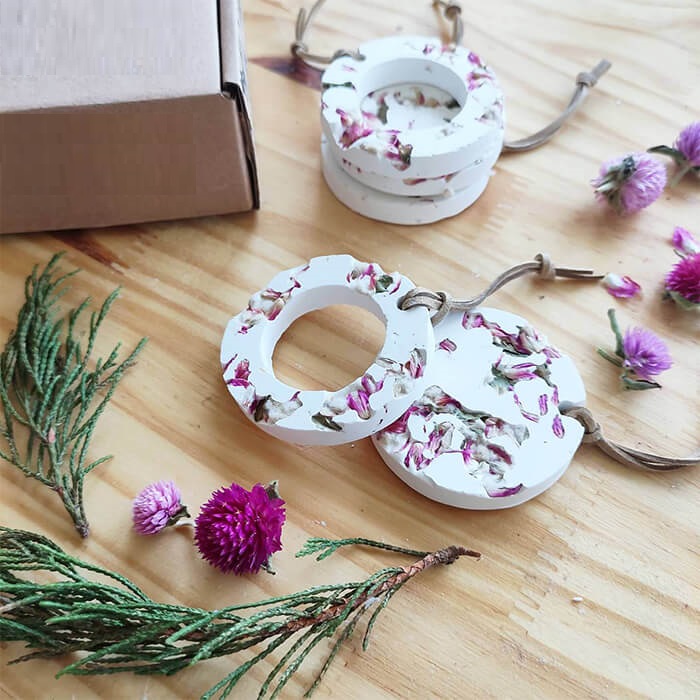 Bộ 05 sản phẩm vòng treo trang trí và khuếch tán tinh dầu, trang trí hoa cúc bách nhật tự nhiên