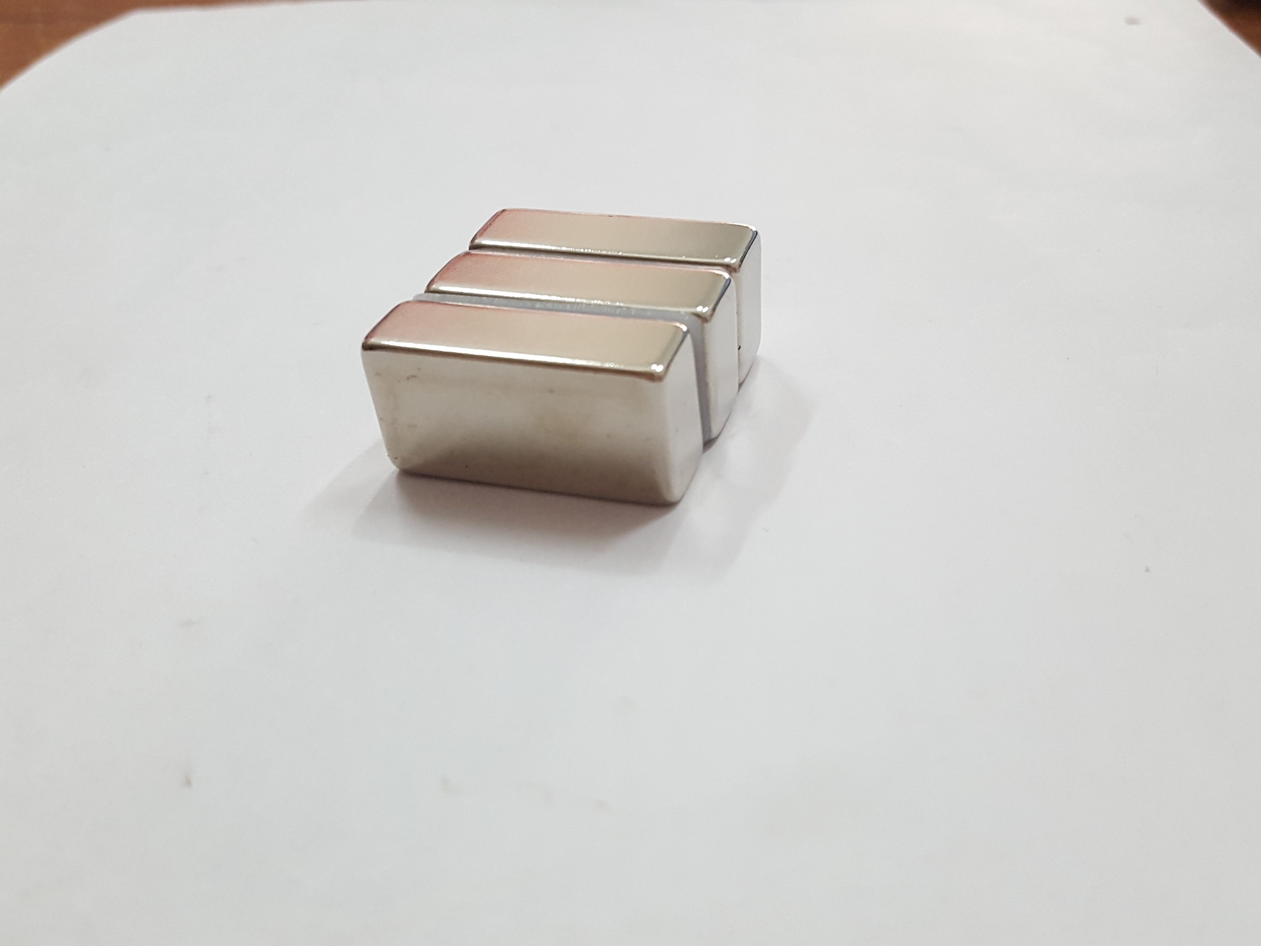 Nam châm viên trắng đất hiếm 30x15x10mm