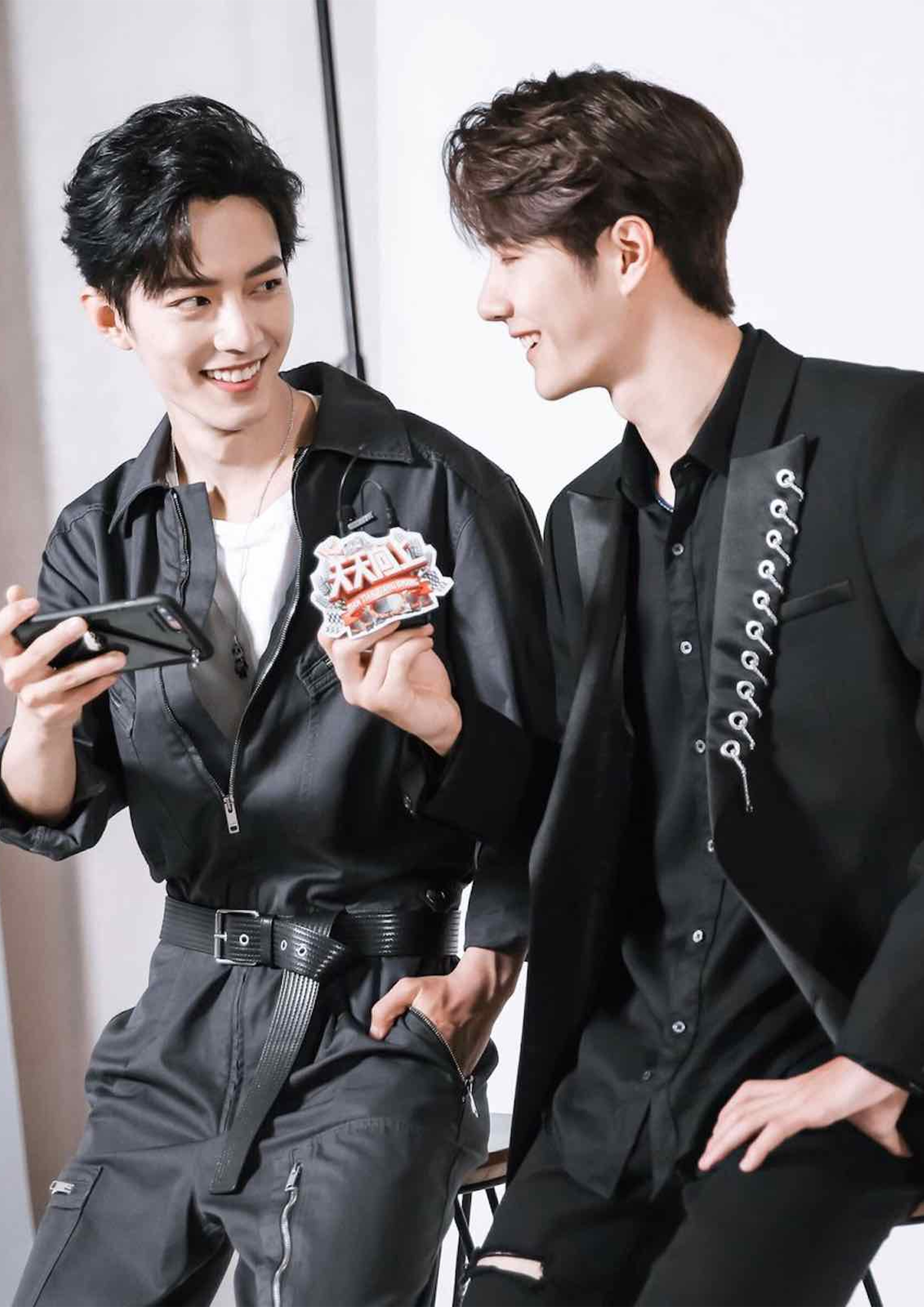 Luôn giữ gương mặt lạnh lùng nhưng Vương Nhất Bác chỉ mỉm cười với Tiêu  Chiến fan couple reo hò Bác Quân Nhất Tiêu là có thật  Sao châu Á 