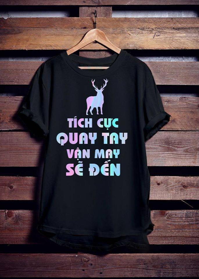 Áo Thun Phản Quang 7 màu  có khắc chữ "TÍCH CỰC QUAY TAY VẬN MAY SẼ ĐẾN" phông rộng họa tiết, trắng đen nhìn bao chất, thích hợp lên đồ đi bar, karaoke, và phượt