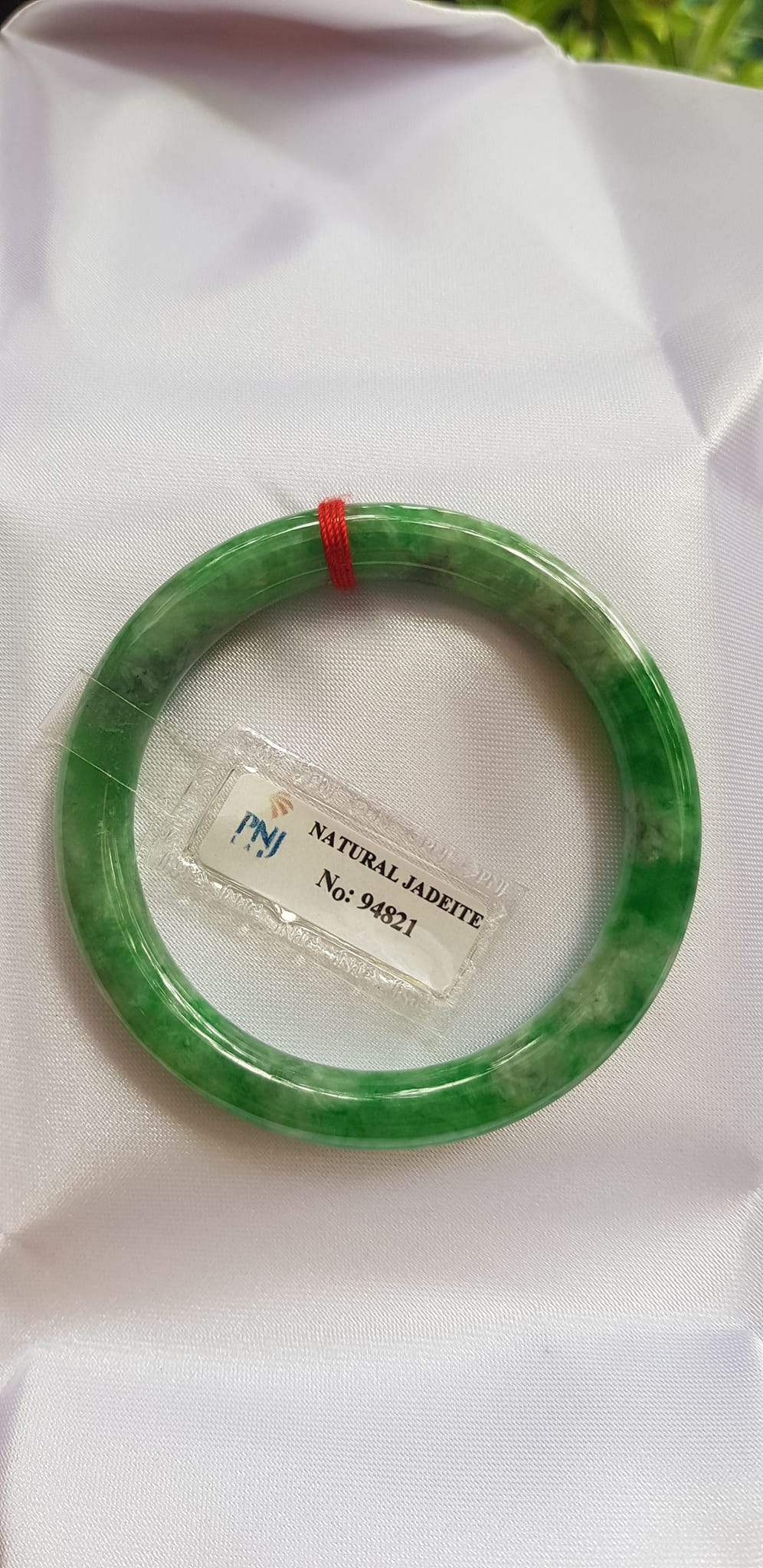 Vòng Cẩm Thạch tự nhiên Đậu Lý 48mm x cọng 7,2mm vòng kiểm định P No 94821 Màu Xanh lý tươi đậu bông trắng xíu vân phớt xám nhẹ rất xinh nữ tay nhỏ 35kg - 48kg đeo ạ