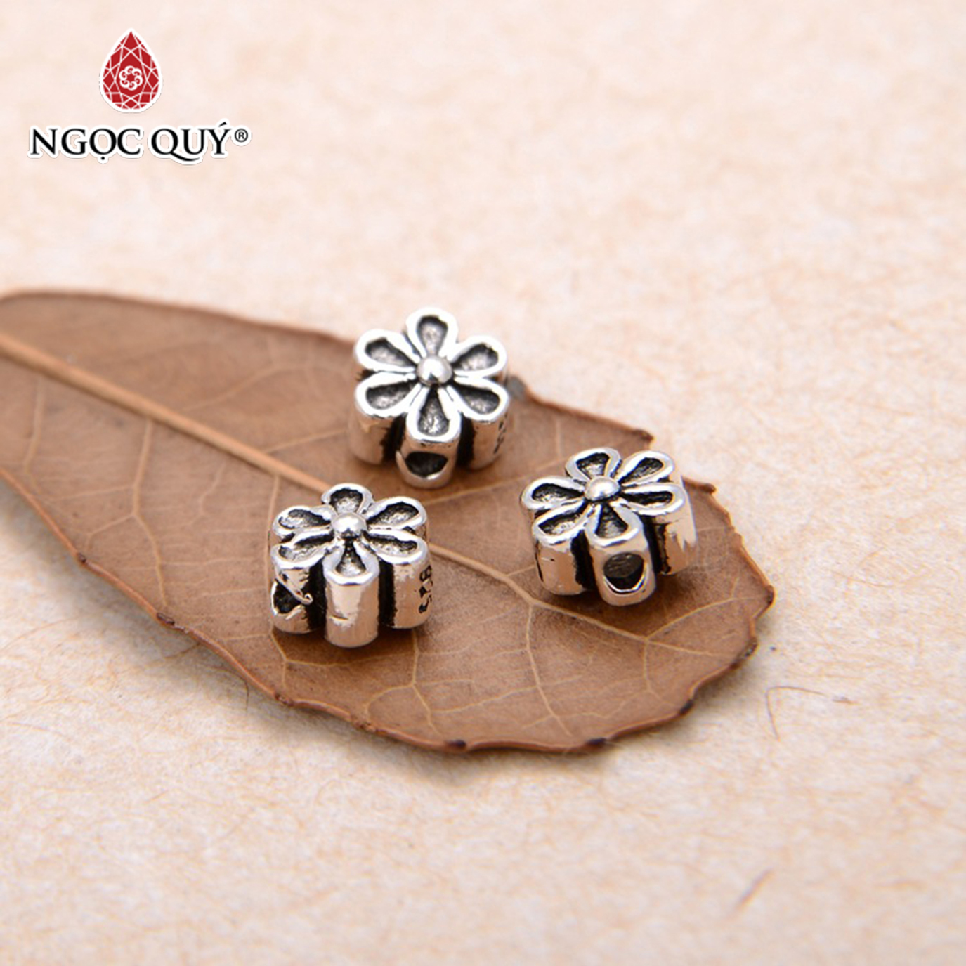 Charm bạc hoa mai 6 cánh xỏ ngang - Ngọc Quý Gemstones