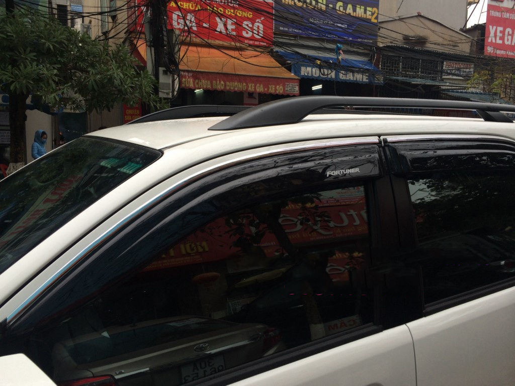Bộ vè che mưa cao cấp viền chỉ mạ INOX dành cho xe Toyota Fortuner 2015-2019