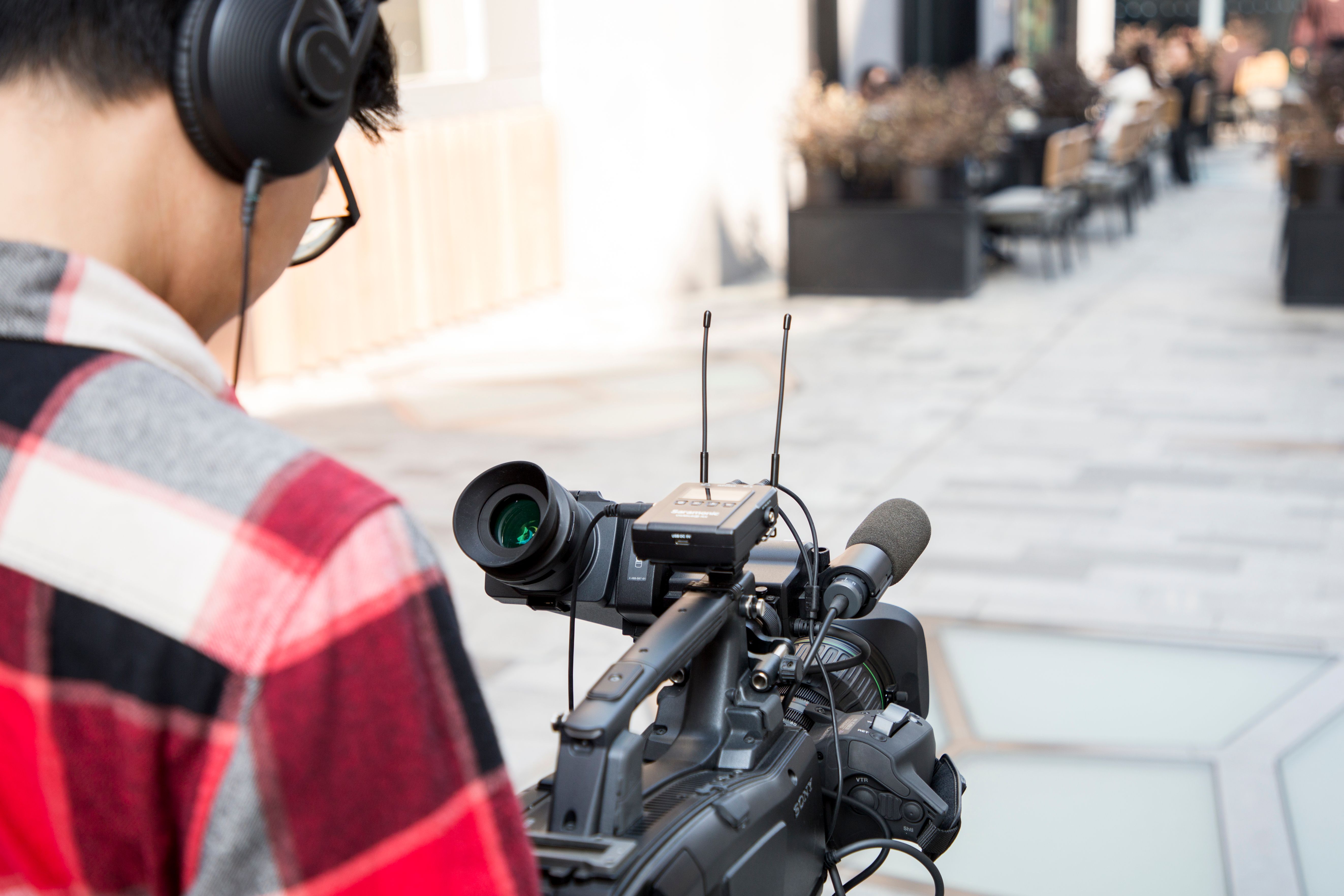 Bộ Micro Thu Âm Không Dây Saramonic Uwmic9s Kit1 Cho Máy Ảnh & Điện Thoại - Quay Phim / Vlog / Livestream - Hàng Chính Hãng