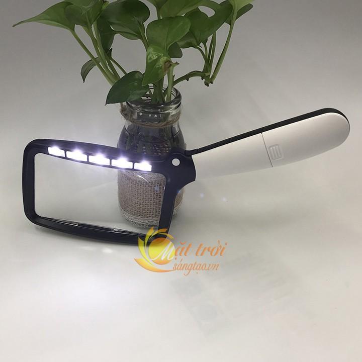 Kính lúp đọc sách báo cầm tay có đèn chiếu sáng