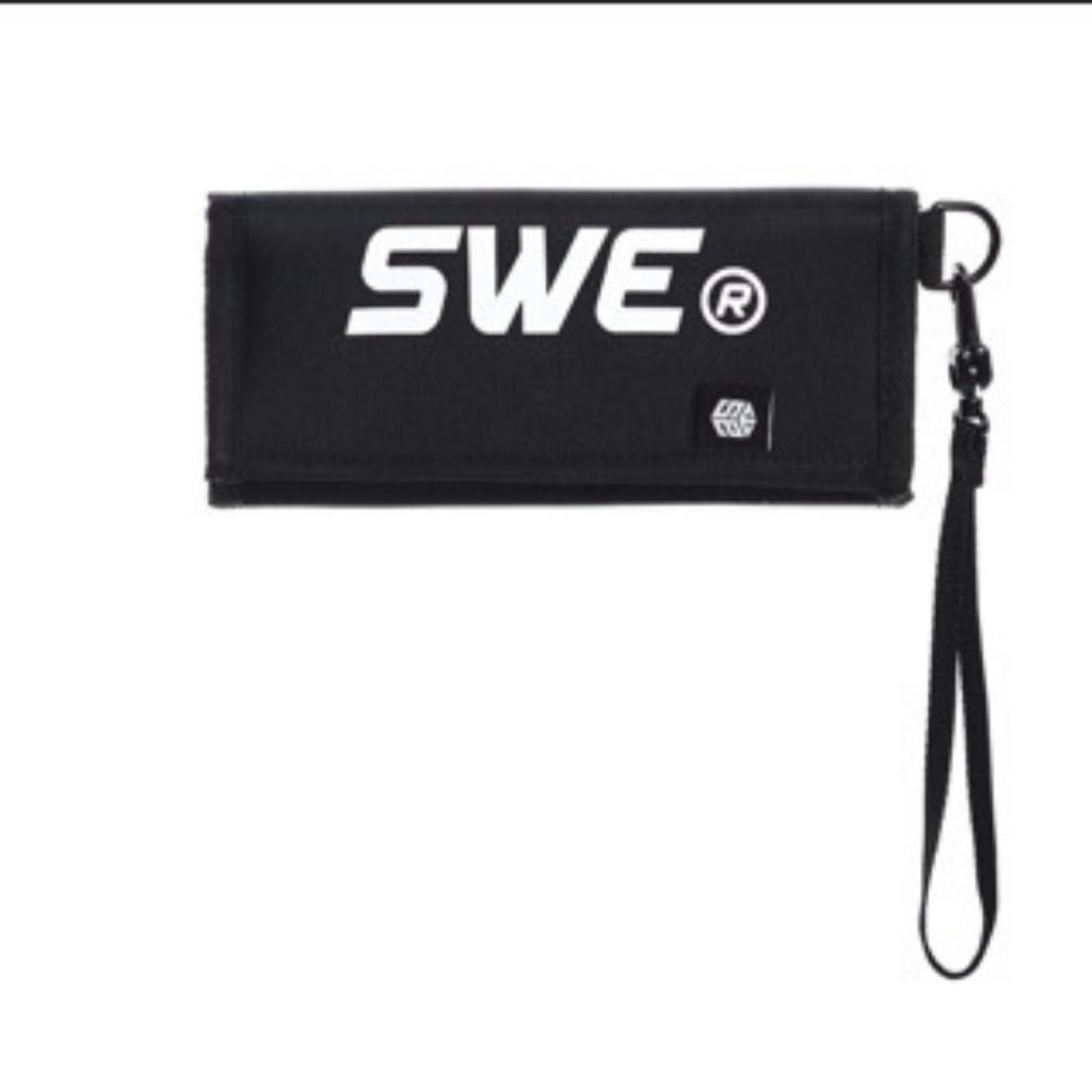 Ví dài cầm tay nam nữ SWE LONG WALLET black in logo tiện lợi, thời trang
