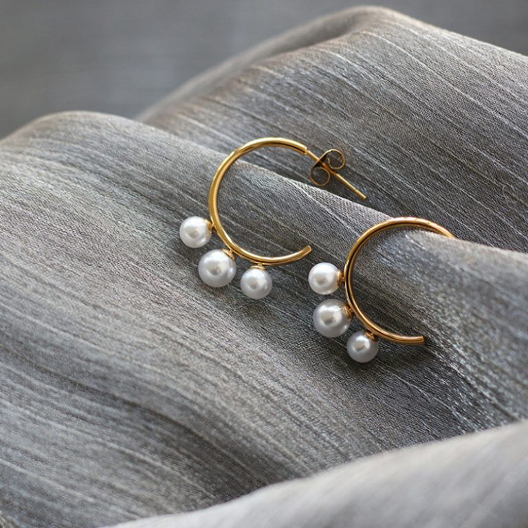 Bông Tai Chữ C 3 Viên Ngọc Trai Titan Ko Han Rỉ TT 3863