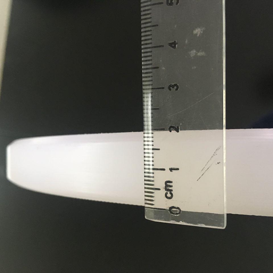 Thớt nhựa màu trắng dành cho nhà hàng quán ăn daỳ 2cm có lỗ treo