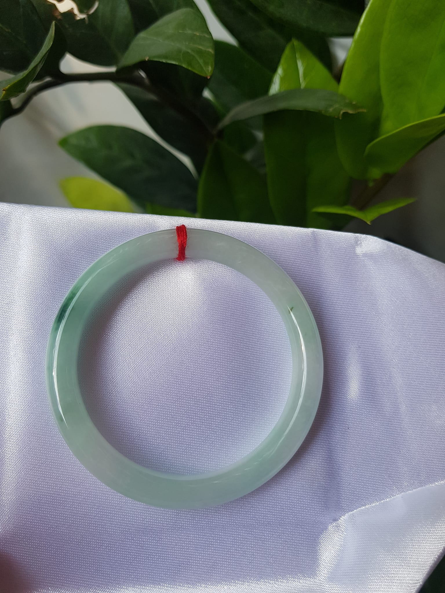 Vòng cẩm thạch tự nhiên A LÝ 51mm x 7,2mm Màu xanh lý nhẹ tô điểm 1 Vân Xanh Lý Đậm đẹp Nữ Mộc Hỏa Thủy 50kg - 57kg ạ