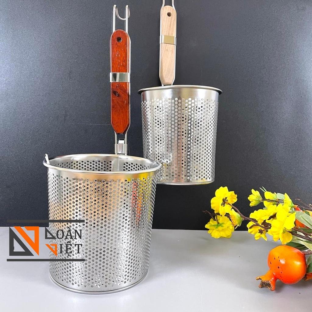 Vợt TRỤNG HỦ TIẾU MÌ [INOX 304], VỢT XƯƠNG loại tốt- Sâu Lòng .lưới dày, cán gỗ, móc treo tiện dụng - Nhiều Size