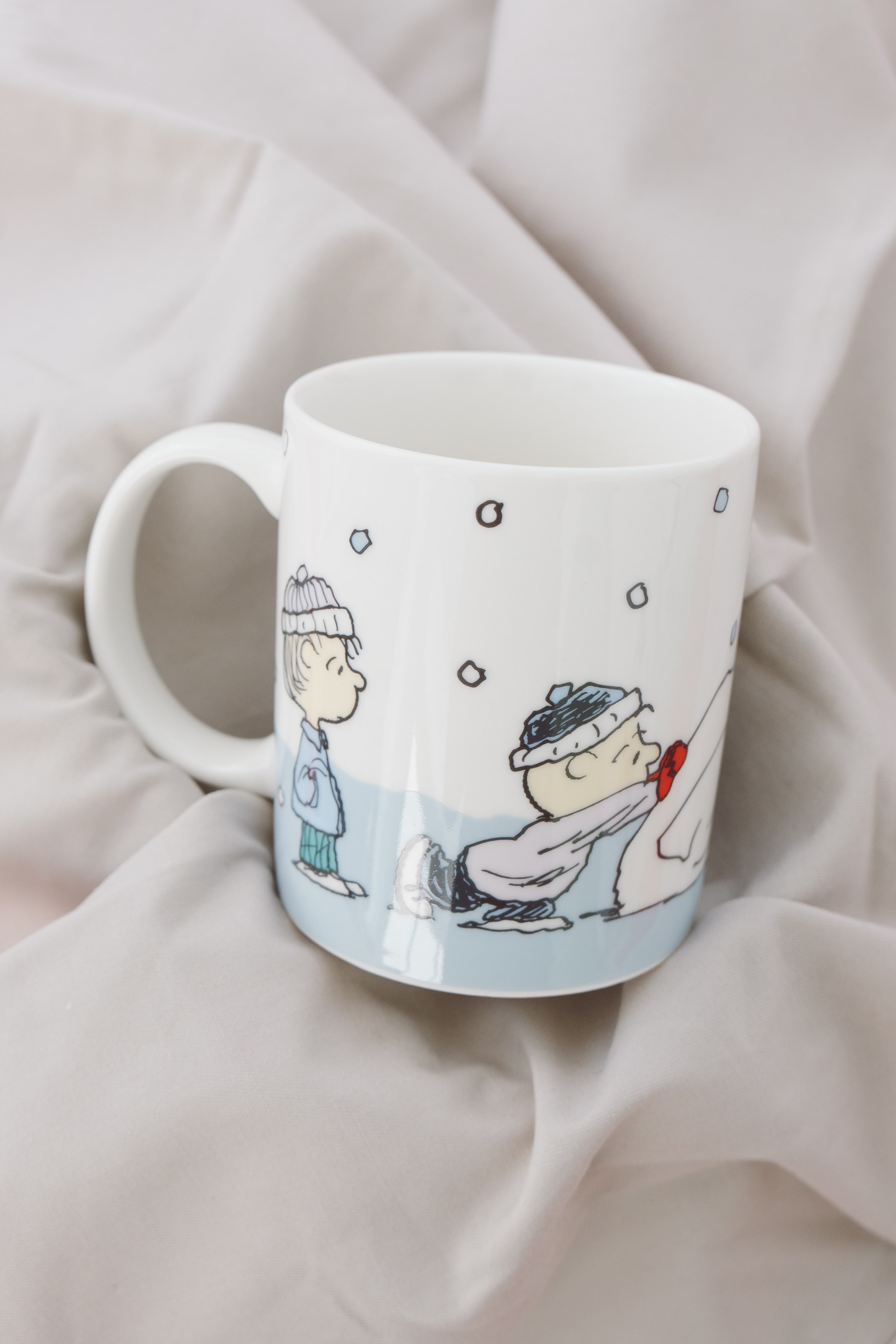 BỘ HAI CỐC CORNINGWARE, HÌNH SNOOPY SNOW, SỨ XƯƠNG, KÈM HỘP ĐỰNG