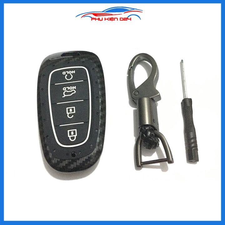 Ốp vỏ bọc chìa khóa xe Santafe 2021 sợi nhựa cacbon kèm móc treo inox