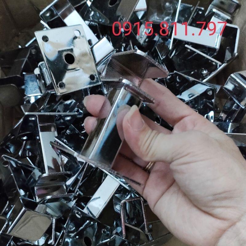 Cốc đỡ, cài thanh inocx cài móc treo quần áo cho cửa hàng, shop thời trang