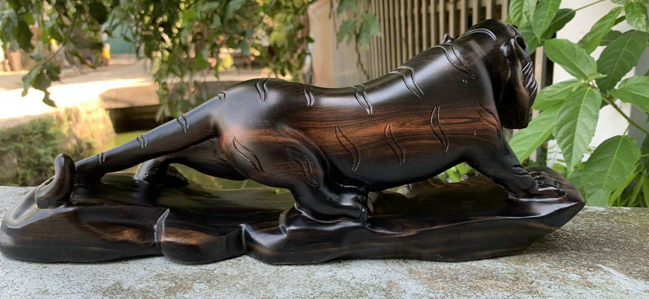Tượng con hổ phong thủy bằng gỗ mun hoa kt 40cm