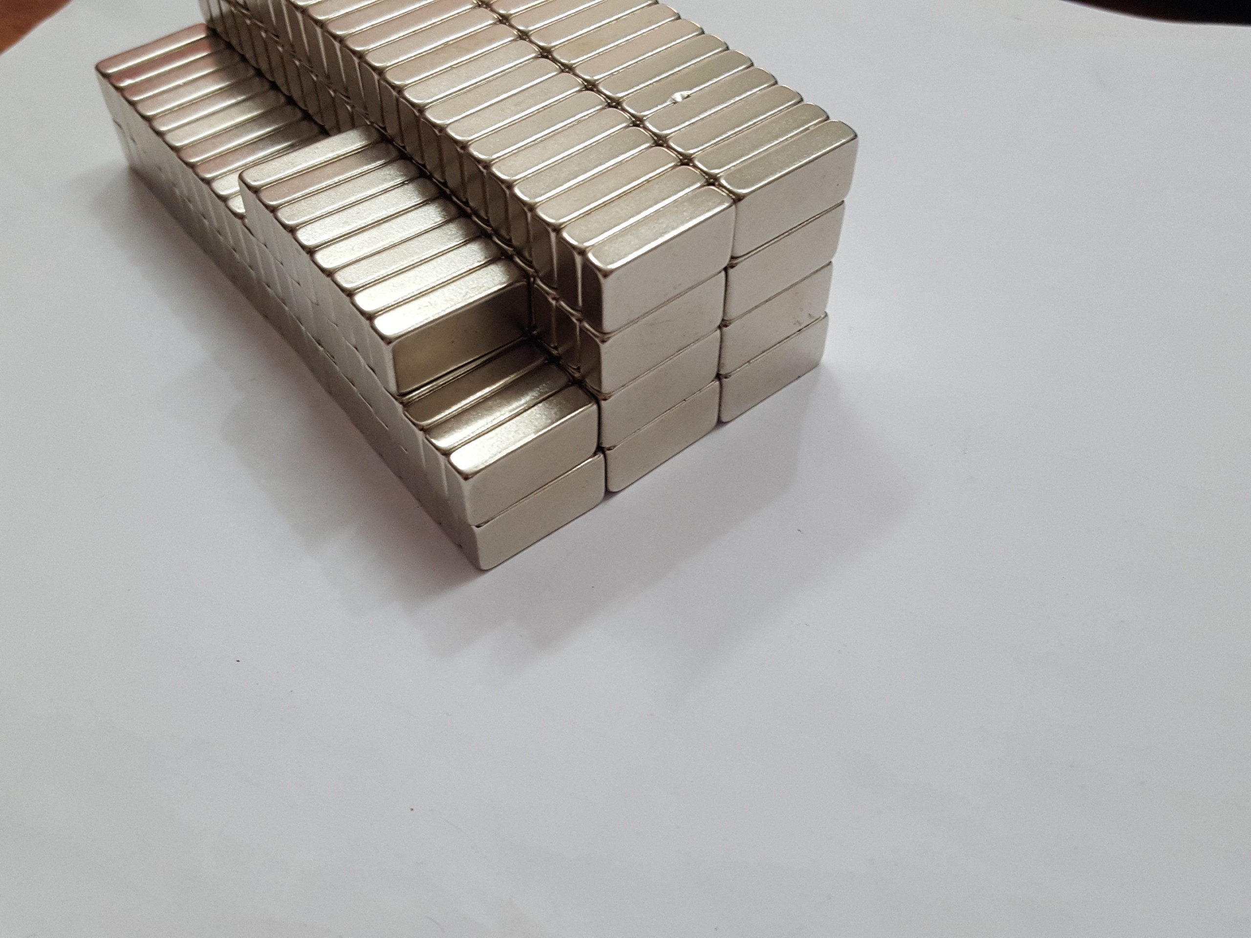 Nam châm viên trắng đất hiếm 20x10x5mm
