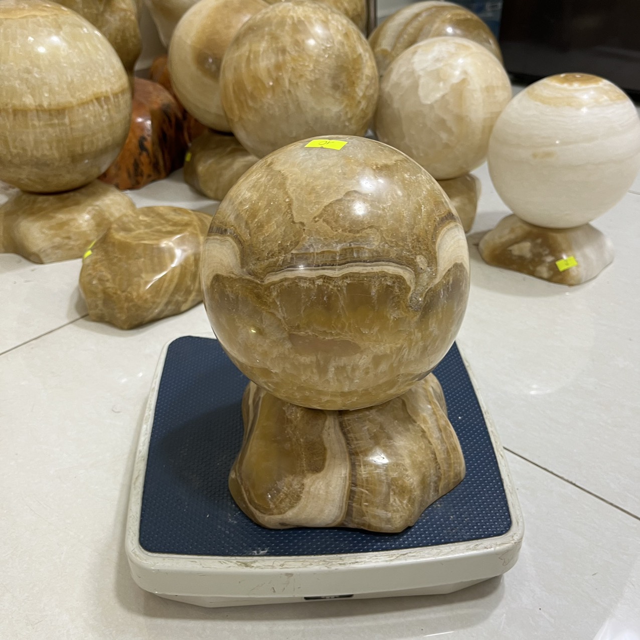 Cầu bi phong thủy đường kính 17 cm, nặng 9 kg màu vàng nâu cho người mệnh Kim và Thổ, xuyên ánh sáng