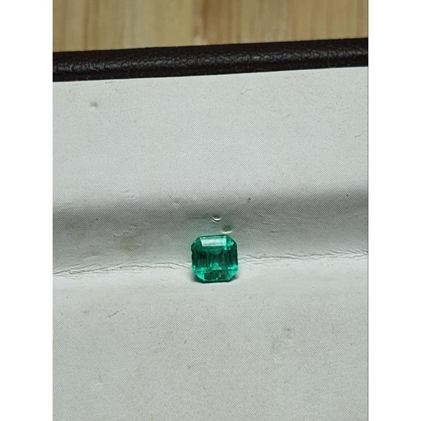 025-đá lục bảo thiên nhiên