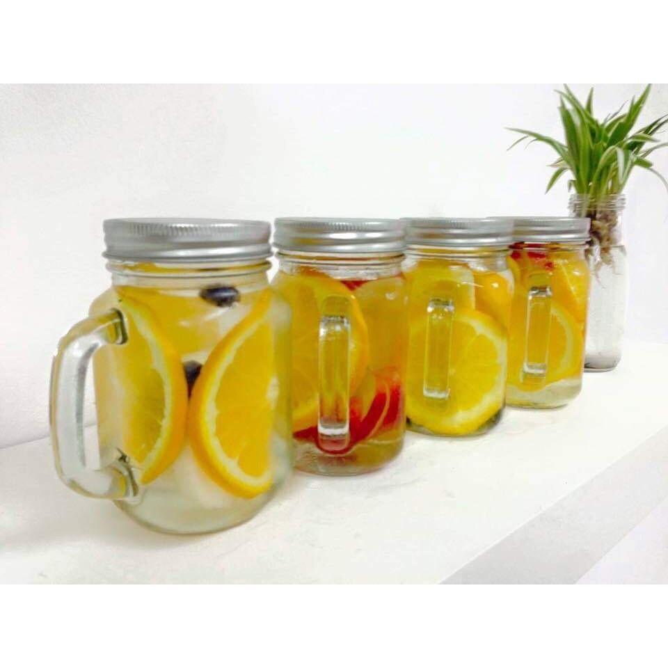 Ly thủy tinh quai 500ml có nắp có lỗ cắm ống hút