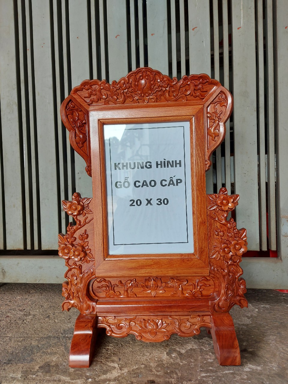 Khung ảnh thờ, Khunghình thờ gỗ hương cao cấp chạm khắc hoa mai 30 x 40 cm