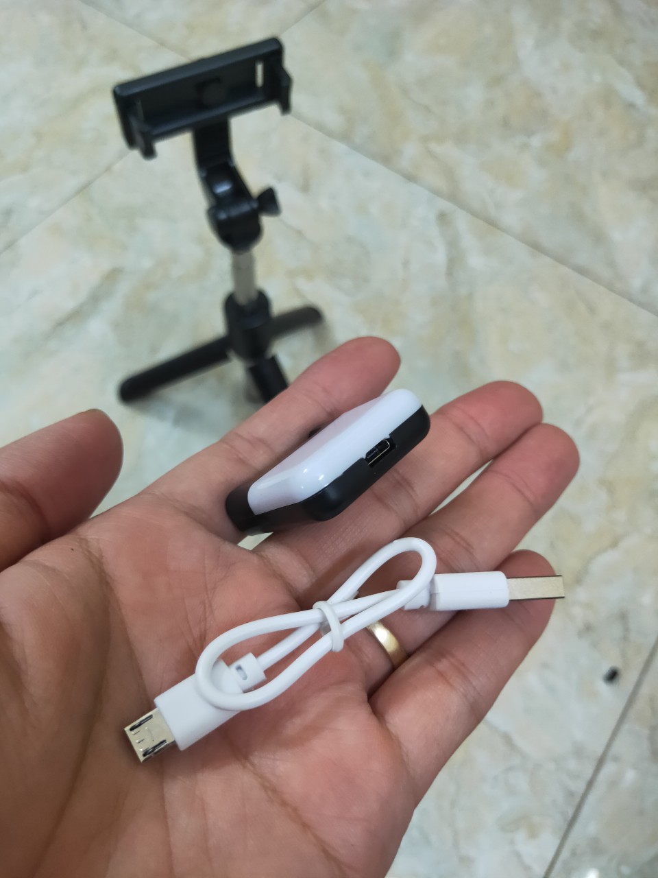 Gậy Tripod 3 Chân Selfie Stick R1S Tích Hợp Đèn Trợ Sáng Chụp Hình kèm dây sạc