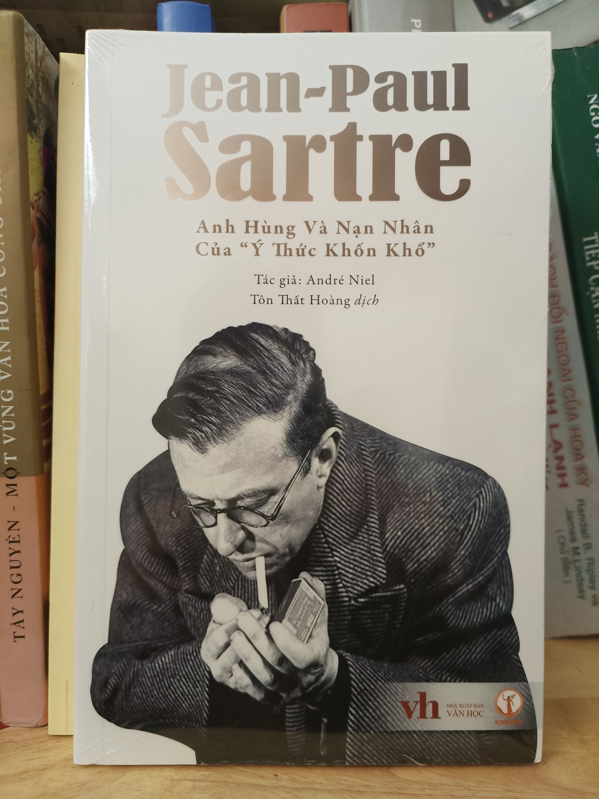 Jean-Paul Sartre: Anh Hùng Và Nạn Nhân Của &quot;Ý Thức Khốn Khổ&quot; - André Niel