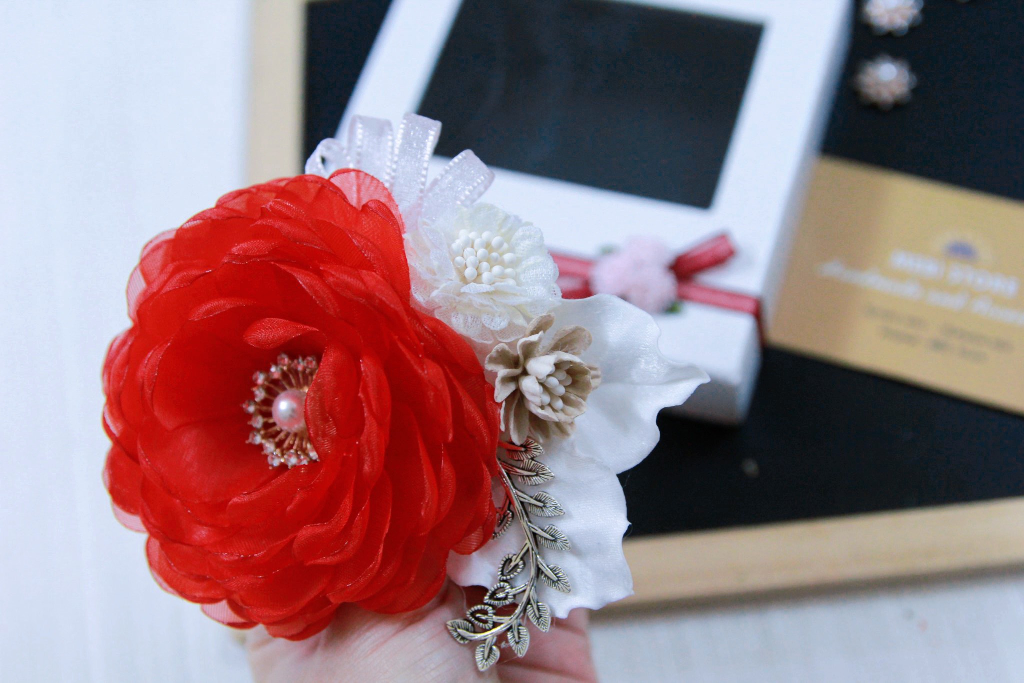 (Ảnh thật) Hoa cài áo handmade mẫu voan dạng chùm màu đỏ fullbox