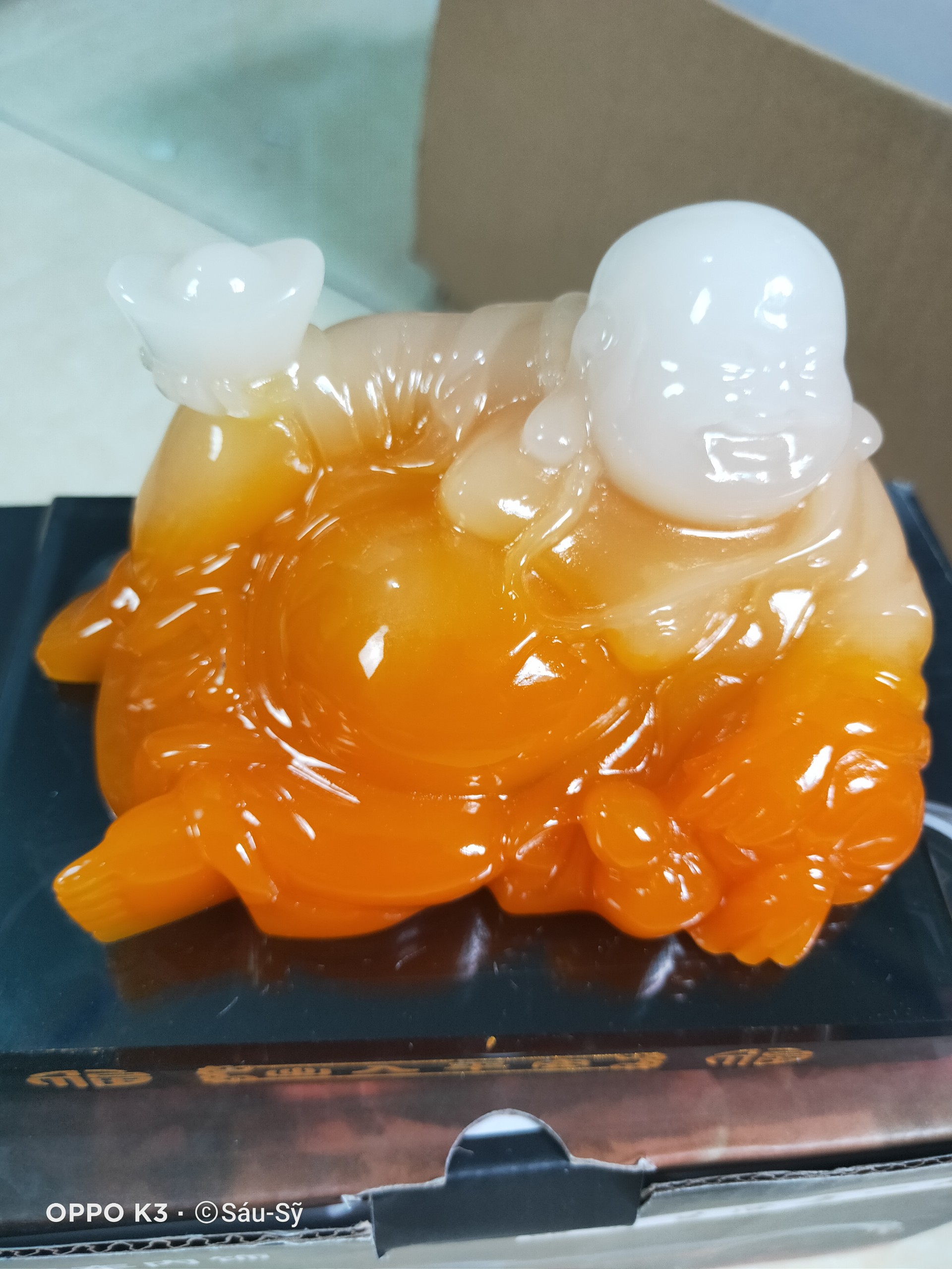 Tượng phật Di lặc Vàng ánh trắng đặt taplo ô tô tay cầm kim ngân