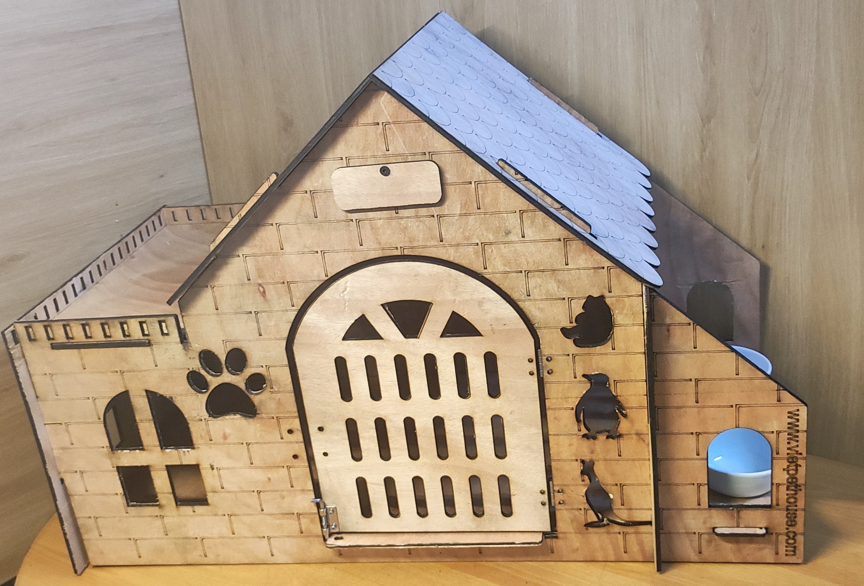 Nhà cho chó mèo cỡ lớn cao cấp gỗ plywood hoạ tiết đẹp bề mặt gỗ tự nhiên sản phẩm phù hợp với căn hộ ốp sàn gỗ